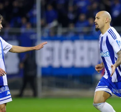 Με Ανόρθωση και Άστον Βίλα