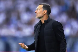 Όταν ο ένας πετάει και ο άλλος απεργεί…