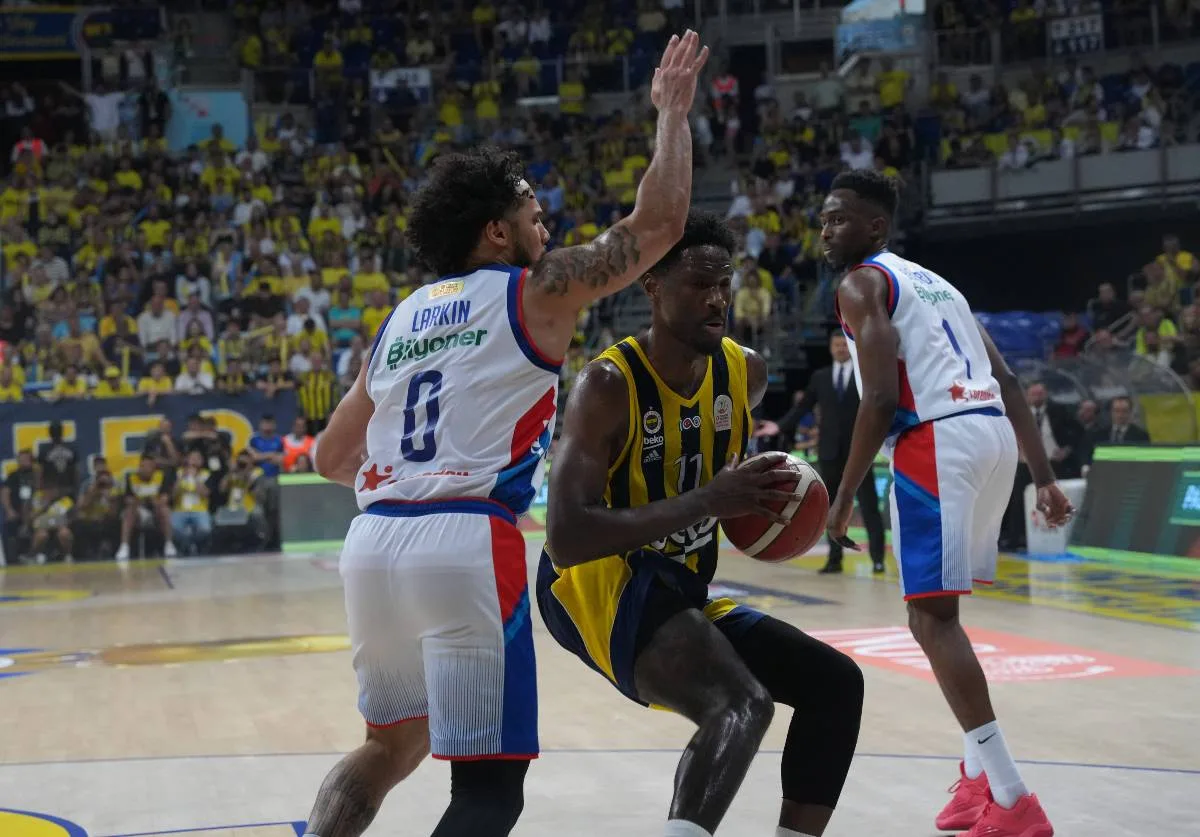 Πανηγυρίζει και σκοράρει η Φενέρ